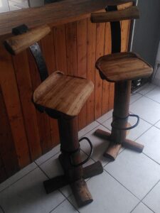 tabouret de bar en rondin de châtaigné et fer forgé de récupération