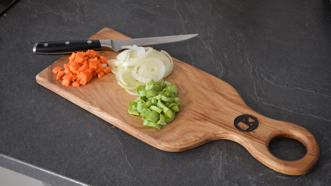Petite planche a découper faite main en poirier - Arts de la table